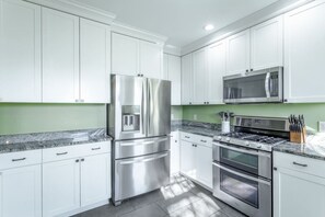 Frigorífic, microones, forn i placa de cuina 