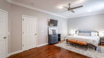 5 Schlafzimmer, Schreibtisch, Bügeleisen/Bügelbrett, Reisekinderbett