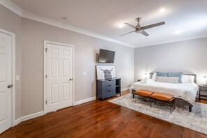 5 bedrooms, desk, iron/ironing board, travel crib