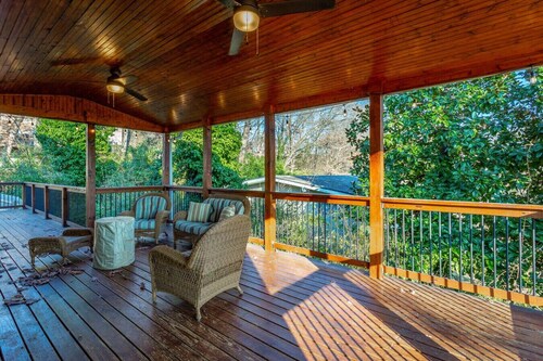 Massive home/Downtown/Garage/Fenced in yard