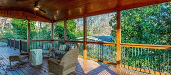 Massive home/Downtown/Garage/Fenced in yard