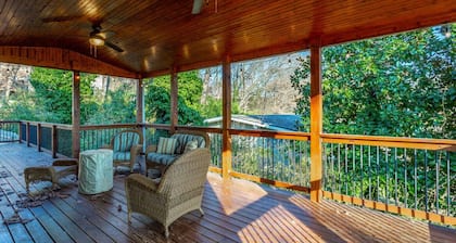 Massive home/Downtown/Garage/Fenced in yard