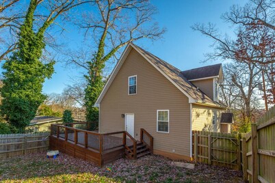 Massive home/Downtown/Garage/Fenced in yard
