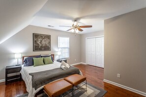 5 dormitoris, escriptori i planxa i posts de planxar