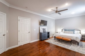 4 habitaciones, escritorio y tabla de planchar con plancha
