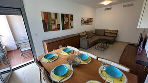 Smart TV, books, computer monitors - Nice apartment with parking and swimming pool (Málaga)