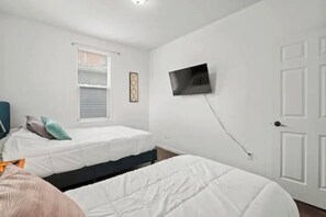 3 habitaciones, escritorio, tabla de planchar con plancha y wifi