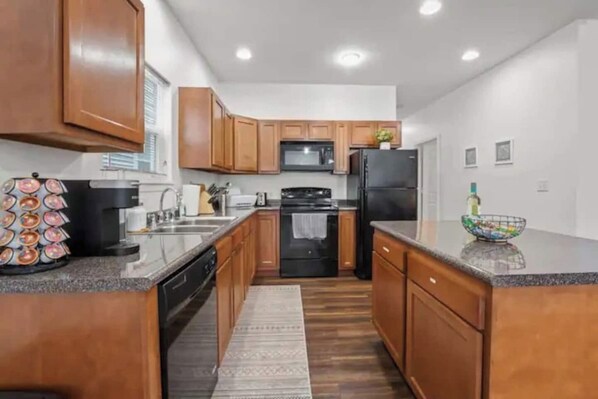 Refrigerador, microondas, horno, placa de cocina