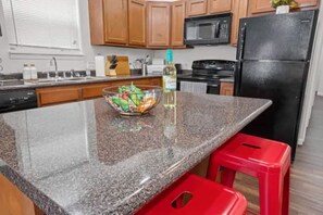 雪櫃、微波爐、焗爐、爐具