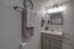 Séchoir à cheveux, serviettes fournies