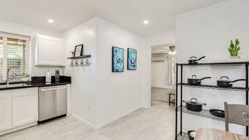 Een koelkast, een microgolfoven, een oven, een kookplaat