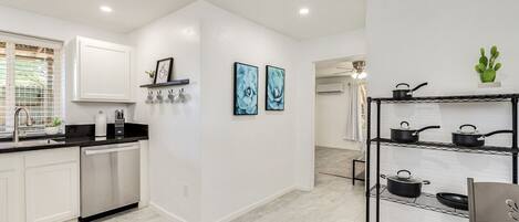 Kühlschrank, Mikrowelle, Ofen, Herdplatte