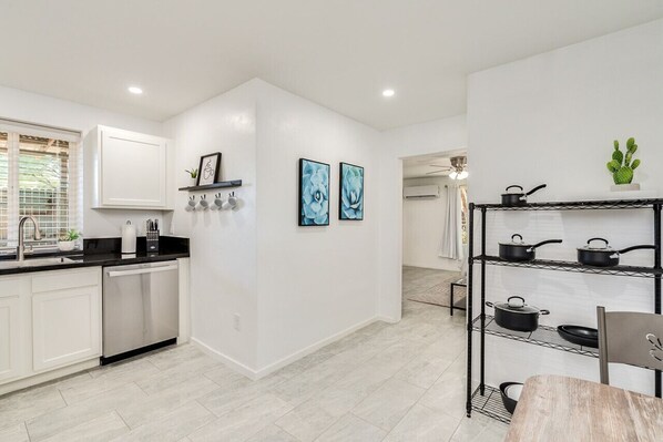 ثلاجة، ميكروويف، فرن، موقد طهي مسطح