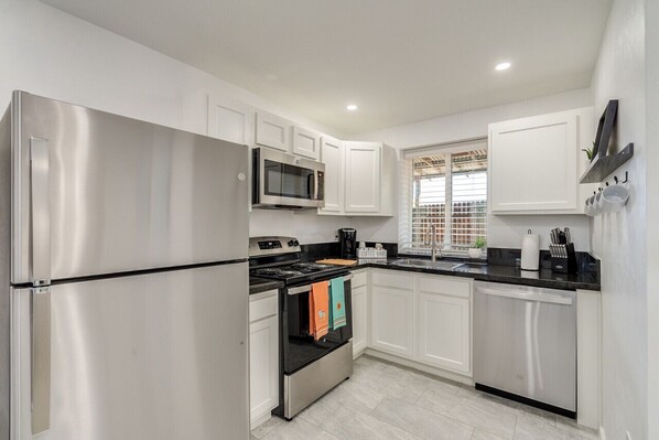 Refrigerador, microondas, horno, placa de cocina