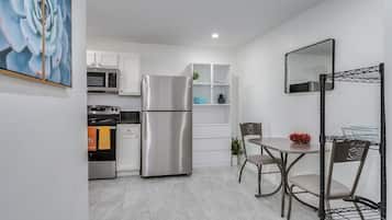 Een koelkast, een microgolfoven, een oven, een kookplaat