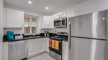 Een koelkast, een microgolfoven, een oven, een kookplaat