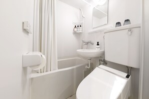 Double Room | Bad | Kombinert dusj/badekar, toalettartikler (inkludert), hårføner og tøfler