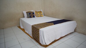 Double Room | Laptop workspace, bed sheets - Hotel O Hunian 99 (Genteng)