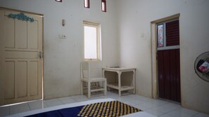 Double Room | Laptop workspace, bed sheets - Hotel O Hunian 99 (Genteng)