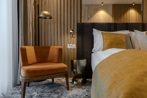 Phòng đôi Deluxe | Minibar, két bảo mật tại phòng, trang trí khác biệt 