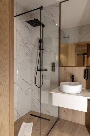 Shower, rainfall showerhead, free toiletries, hair dryer - Hotel Branco Timisoara (Timisoara)