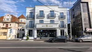 A hotel with a modern facade, multiple balconies, and a clear entrance. - Hotel Branco Timisoara (Timisoara)