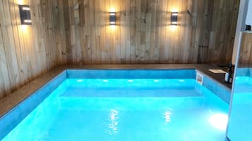 Un sauna, una bañera de hidromasaje, baño turco