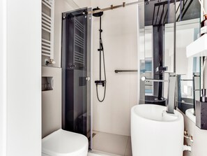 Apartamento, 1 habitación, balcón, vistas a la ciudad | Baño