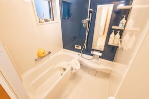 Kostenlose Toilettenartikel, Haartrockner, Bidet, Handtücher