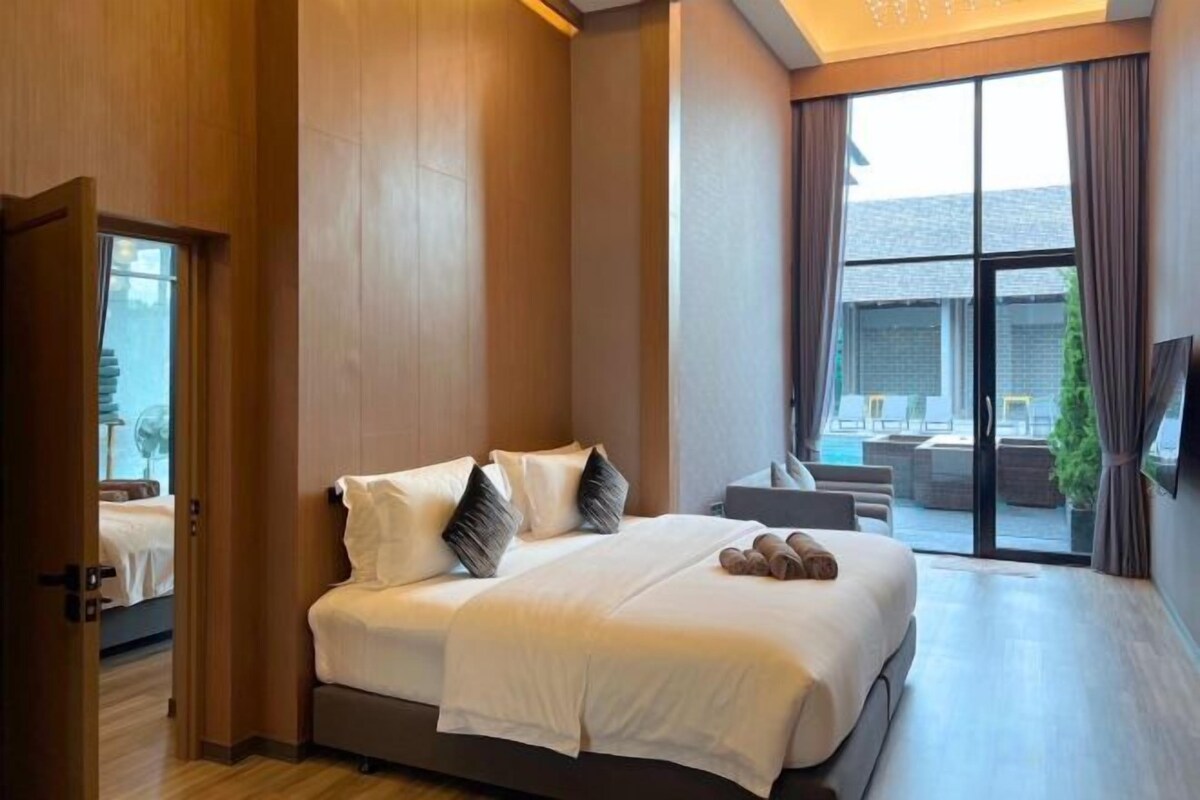 Free minibar, in-room safe, desk, laptop workspace
