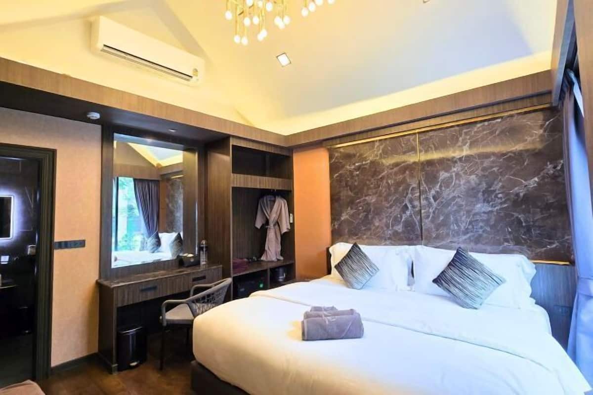 Een gratis minibar, een kluis op de kamer, een bureau