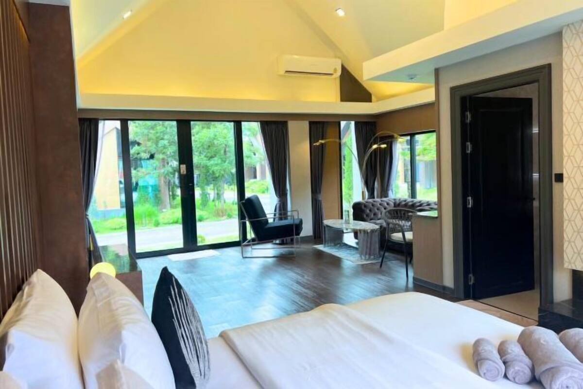 1 bedroom, free minibar, in-room safe, individually decorated