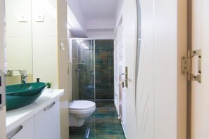 Dusche, Haartrockner, Handtücher, Seife