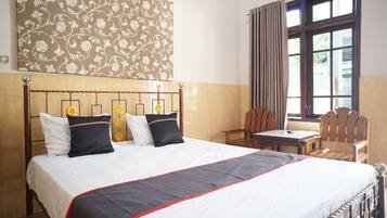 Deluxe Double Room | Desk, laptop workspace, bed sheets