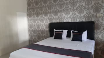 Kamar Double Superior | Meja kerja, ruang kerja ramah laptop, dan seprai linen