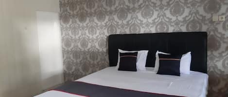 Superior Double Room | Desk, laptop workspace, bed sheets