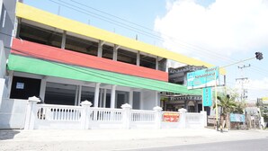 Un edifici de diverses plantes amb un rètol que indica Hotel Nusantara.