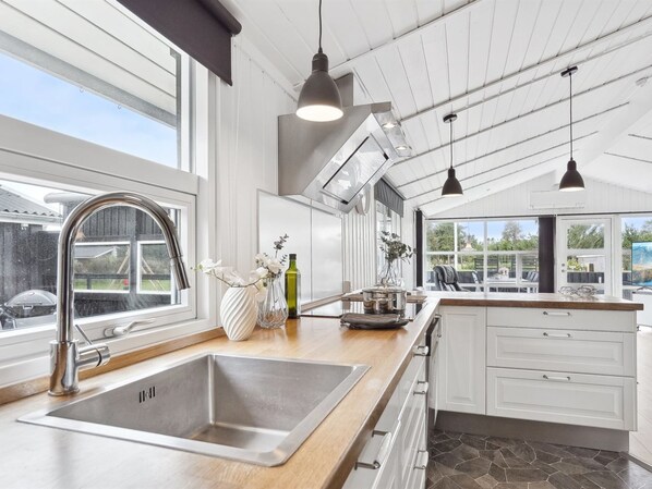 Kühlschrank, Mikrowelle, Ofen, Geschirrspüler