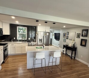 Refrigerador, microondas, horno y parrilla de estufa 