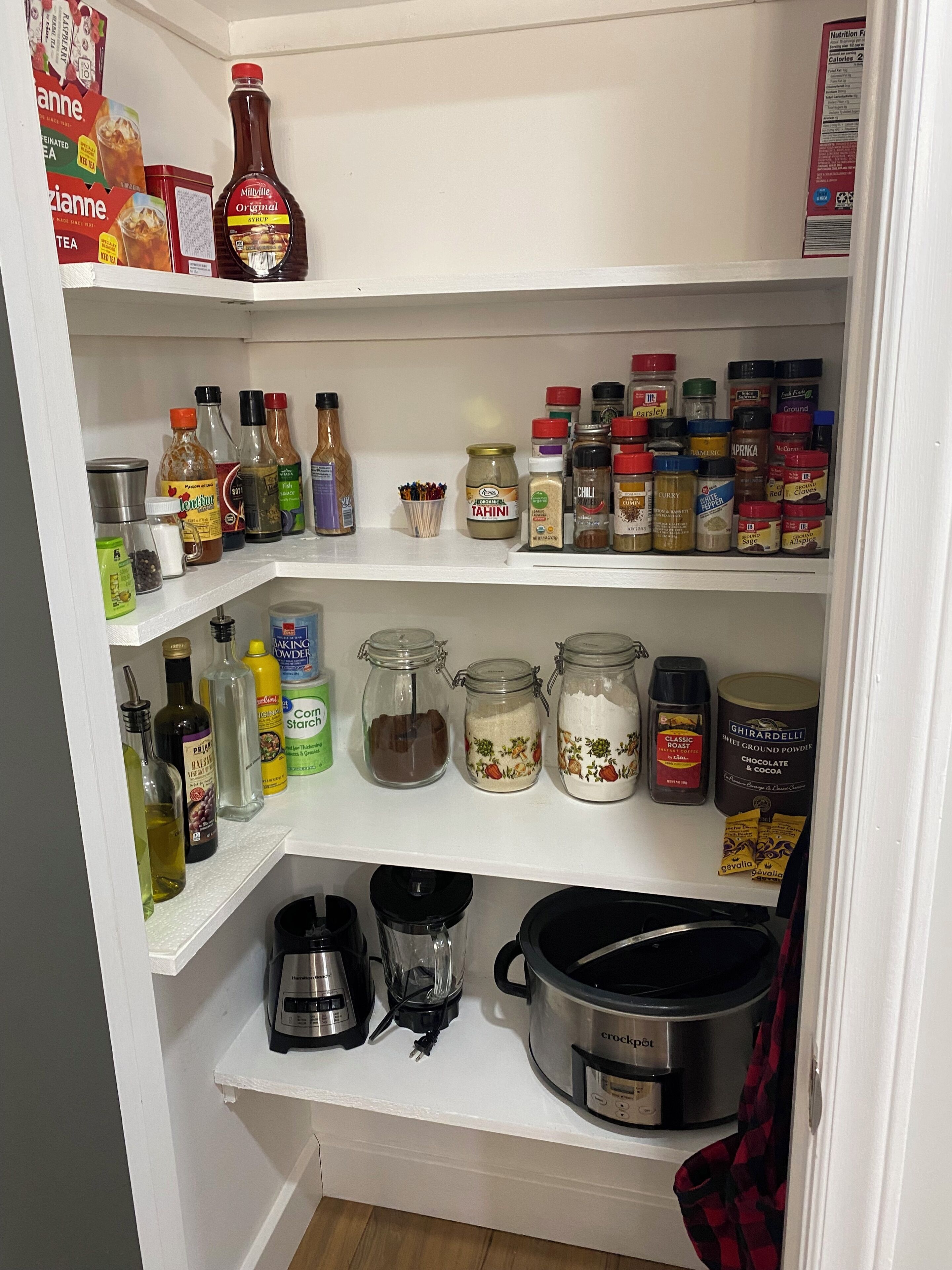 Un garde-manger de cuisine contenant divers produits alimentaires et appareils de cuisine.