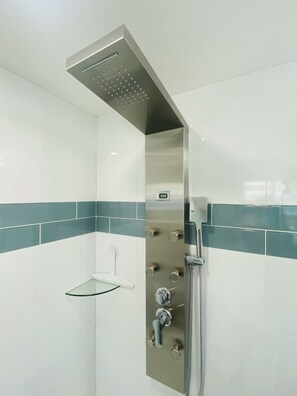 Dusche, Haartrockner, Handtücher, Seife