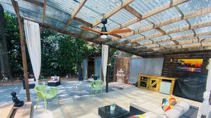 An outdoor patio with wicker furniture, a covered seating area, and a decorative fountain. - 7min to Uptown - 2 Ensuites Suites w/Veranda (Charlotte)