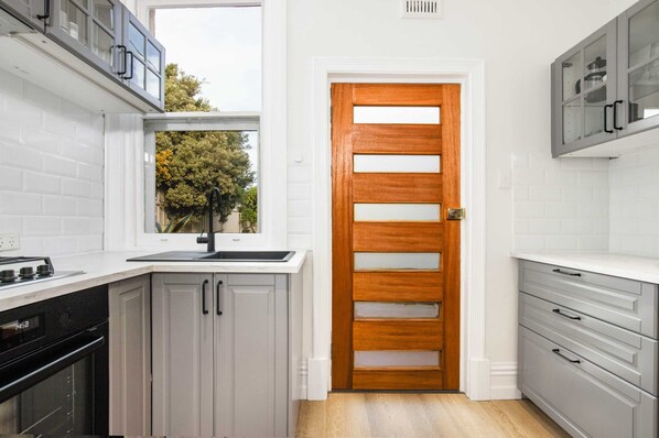 Fridge, microwave, oven, stovetop - Beachside Cottage Glenelg Sth | Pets Welcome (Glenelg South)