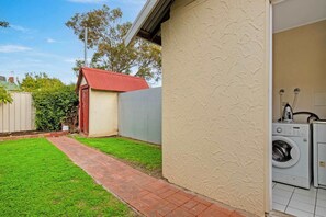 Property grounds - Beachside Cottage Glenelg Sth | Pets Welcome (Glenelg South)