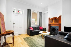 TV, offices - Beachside Cottage Glenelg Sth | Pets Welcome (Glenelg South)