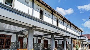 A building with a covered entrance area, air conditioning units, and a sign reading "BAROKAH". - Hotel O Nusantara (Banyuwangi)
