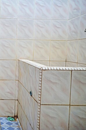 Deluxe Double Room | Bathroom - Hotel O Nusantara (Banyuwangi)