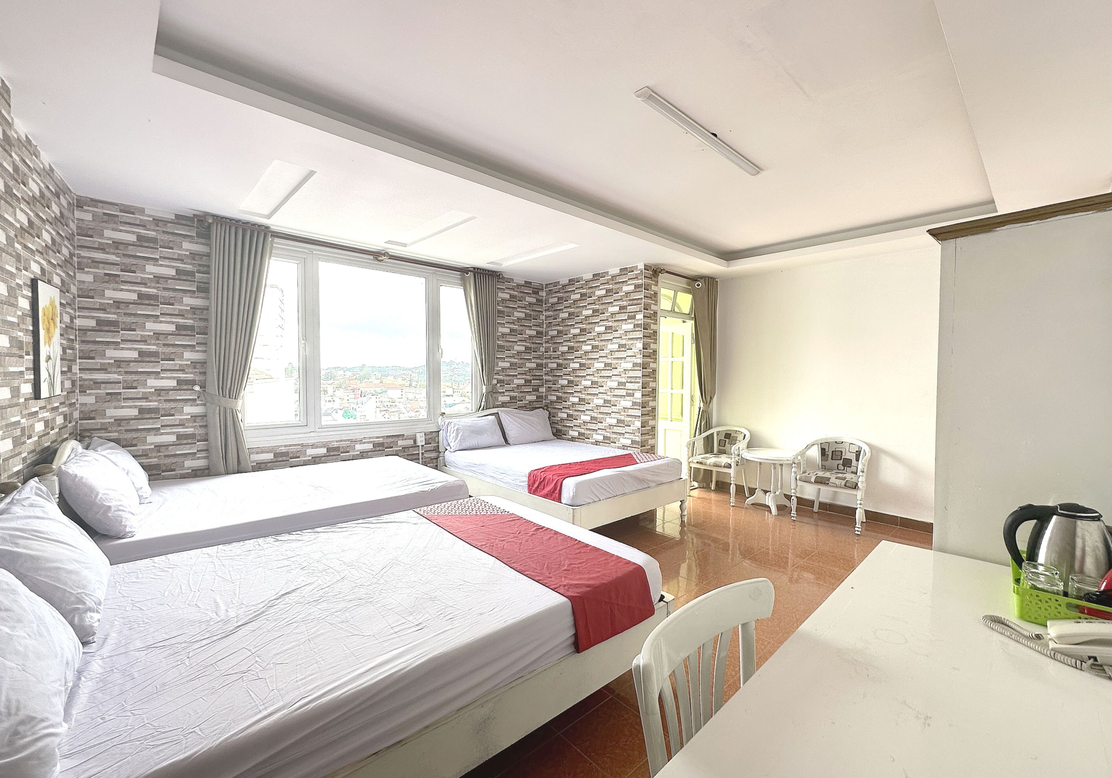 Habitación familiar, varias camas | Minibar, escritorio, espacio para trabajar con un portátil y wifi gratis