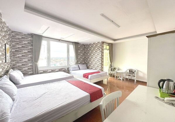 Phòng dành cho gia đình, nhiều giường | Minibar, bàn, khu vực làm việc phù hợp cho laptop