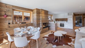 Un interno moderno con angolo ristoro, cucina e zona living.